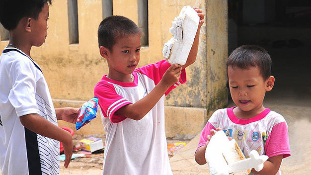 Những chú bé ở huyện đảo Lý Sơn (Quảng Ngãi) tự chế ra những chiếc canô, tàu thủy bằng xốp biển - Ảnh: Ngô Công Hoàng