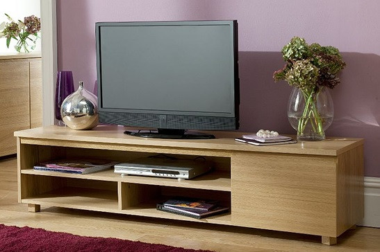 Bên cạnh đó, việc bảo quản lắp đặt tivi đúng cách cũng góp phần giữ độ bền cho thiết bị. Bạn không để tivi sát tường (nên cách khoảng 15cm), xa nơi ẩm ướt hoặc nhiều bụi, ánh sáng chiếu trực tiếp, khiến thiết bị dễ bi chập hoặc màn hình bị bóng.