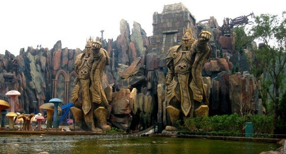 5. World Joyland (Trung Quốc) World Joyland mô phỏng hoàn toàn hình ảnh về game Warcraft hay Starcarft, du khách như lạc vào không ảo của phép thuật hoặc, đang ở ngoài vũ trụ hành tinh Starship.