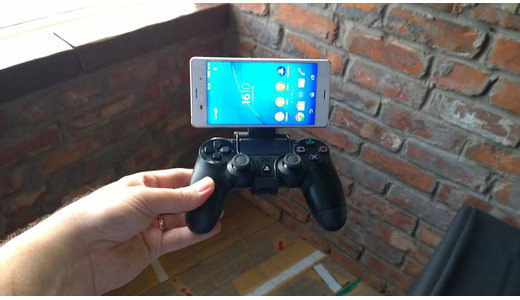 Với những game thủ, Z3 là lựa chọn khá hoàn hảo khi máy có khả năng hoạt động như một màn hình hiển thị cho game PS4. Ngoài ra, máy tương thích với tay cầm PS4, bạn sẽ sử dụng một bộ điều khiển để chơi game chứ không phải dùng các nút vụng về trên màn hình.