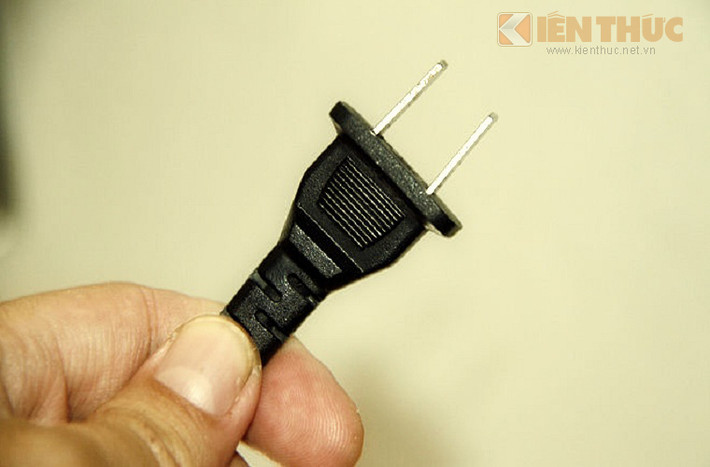 3. Khả năng tiết kiệm điện Định mức tiêu thụ điện (ước tính theo giờ) cần được ưu tiên tìm hiểu, người tiêu dùng có thể đọc những chú ý này trong hướng dẫn sử dụng sản phẩm. Với những tủ có công suất nhỏ, làm lạnh trực tiếp (có đóng tuyết ở ngăn đá), cửa tủ kín, thì sẽ tốn ít điện hơn.