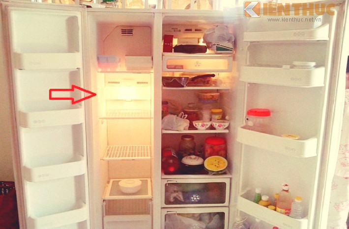 2. Tiện ích cỡ nào? Tuy rằng được thiết kế rộng, nhiều ngăn nhưng các ngăn lạnh của side by side khá nhỏ, không để vừa những đĩa, hộp đựng lớn.