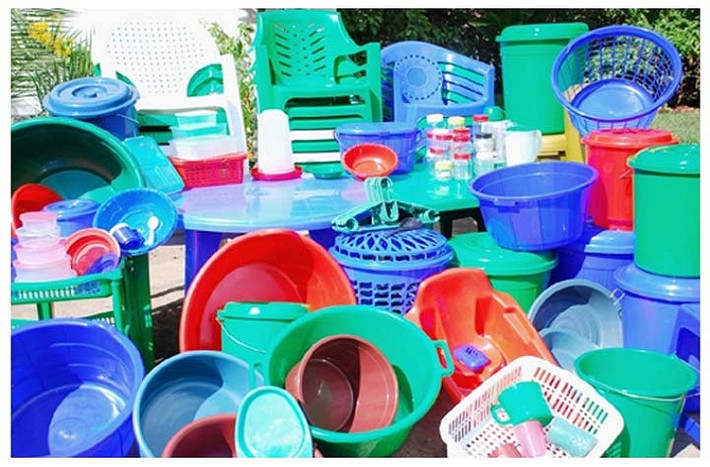 Bên cạnh việc "soi" kỹ nhãn mác đồ nhựa, bạn có thể dựa vào một số dấu hiệu khác để lựa chọn đồ dùng an toàn. Nhựa dẻo, có màu sặc sỡ thường phủ các chất phẩm màu có khả năng gây hại hệ tiêu hóa.