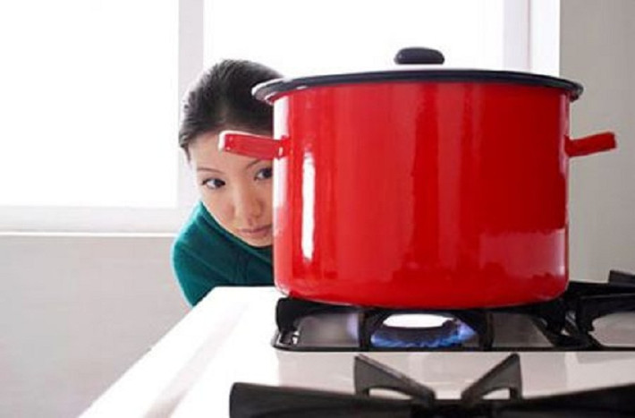2. Chế độ lửa phù hợp Bạn chỉ cần điều chỉnh lửa vừa với đáy nồi, nếu ngọn lửa quá lớn, nhiệt sẽ phân tán ra xung quanh, gây cháy mép nồi hoặc thức ăn.