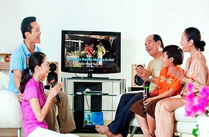 Xu hướng giải trí karaoke gia đình ngày càng phổ biến, bạn có thể ở nhà, sử dụng các thiết bị thu/ phát thông minh dùng hệ điều hành Android, cập nhật các ca khúc mới qua wifi và dùng điện thoại thông minh, máy tính bảng (cài đặt ứng dụng) chọn bài và điều khiển các tính năng khác của đầu karaoke.