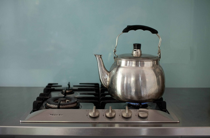 Nếu gia đình bạn thường dùng nước nóng để pha trà, cafe... nên đun lượng đủ dùng trong một lần và giữ ấm trong phích, ấm tích để sử dụng cả ngày thay vì nấu ít nước, chia thành nhiều lần.