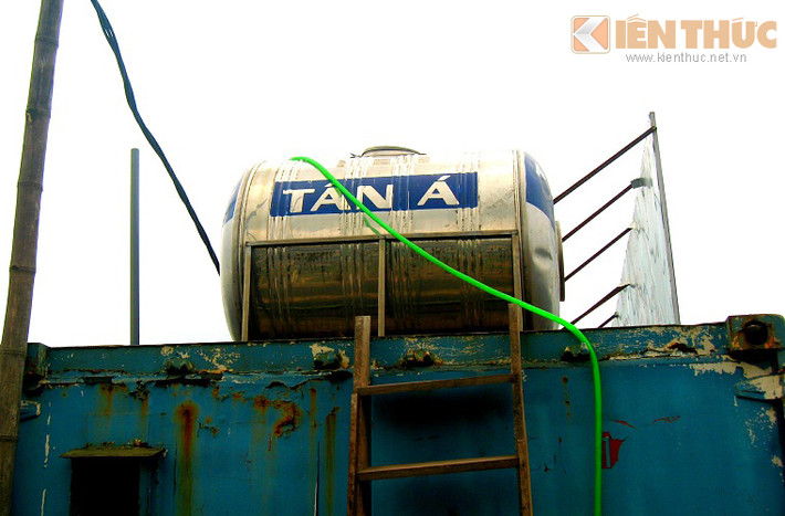 Bể chứa duy nhất cho cả ngôi nhà được nối với dây dẫn nước xuống phòng, hầu hết nhà dạng này không chú trọng cho hệ thống cấp thoát nước. Tuy có thể "hô biến" container thành nhà một cách đơn giản như trên nhưng kéo theo đó là việc không thể đáp ứng yêu cầu sống một cách đầy đủ.