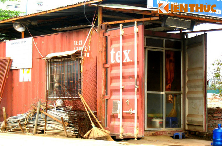 Phần cửa nhôm kính, cộng thêm cửa chịu lực có sẵn của container tạo lối vào và giúp tăng khả năng cách âm cho ngôi nhà.