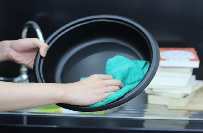 Bên cạnh đó, thời gian đun nấu có thể tiết kiệm từ 1-2 phút khi bạn lau sạch nước đọng trên bề mặt nồi. Việc dùng ngọn lửa đốt thẳng trên bếp cho mau khô sẽ "ngốn" một lượng gas không nhỏ.