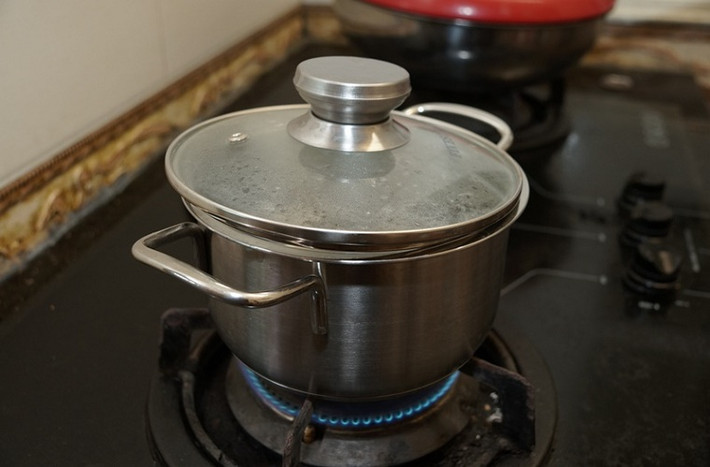 Sẽ tiện lợi hơn rất nhiều nên bạn biết tận dụng hơi nóng khi đậy vung nồi. Lượng hơi nóng có khả năng làm chín thức ăn (rau luộc), giữ nhiệt, bạn có thể đậy nồi, tắt bếp hoặc để lửa nhỏ liu riu tiết kiệm gas.