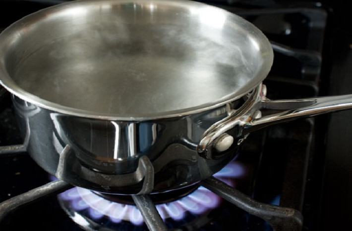 Việc tiết kiệm gas cần sự chú ý, chi tiết khi nội trợ. Đối với các món luộc, nấu mì...không nên đun quá nhiều nước trong nồi to vì phần nước thừa gây lãng phí mà lại không sử dụng đến.