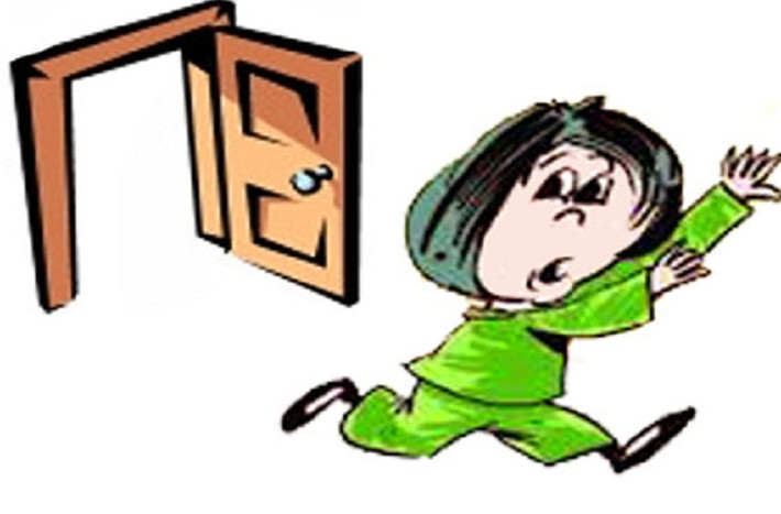 1. Đối phó với ngọn lửa Chỉ với một vài kỹ năng nhỏ, bạn có thêm cơ hội thoát hiểm khi tàu thuyền gặp nạn trên biển, cần rời khỏi cabin tàu một cách an toàn và nhanh nhất có thể. Không làm mất thời gian bằng việc lấy các vật dụng giá trị hoặc tài sản. Nếu hỏa hoạn ban đêm, hãy hô lớn để thông báo cho tất cả mọi người .