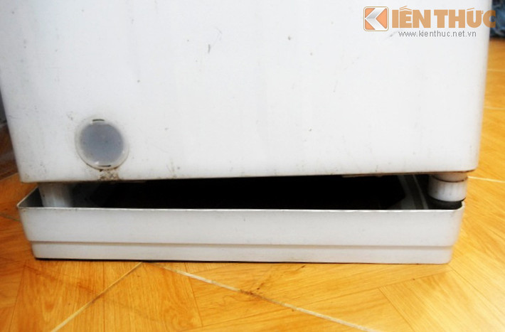 1. Vị trí đặt máy sai lệch Khi chân máy giặt bị lệch hoặc đặt ở nơi không bằng phẳng, lồng giặt va chạm với vỏ máy. Ngoài ra trong quá trình di chuyển, trục quay bị vênh, khiến máy làm việc quá tải, tạo tiếng ồn phiền toái. Tình trạng này nếu không khắc phục nhanh sẽ làm giảm độ bền của máy giặt.