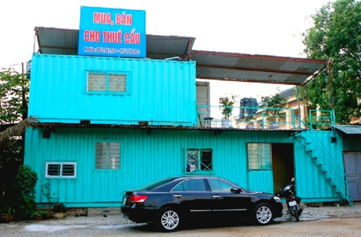 Dạng nhà này có thể di chuyển dễ dàng, thi công nhanh. Một ngôi nhà trên đường Nguyễn Xiển xếp chồng nhiều thùng container lên tạo thành nhà tầng, có thêm phần mái tôn tránh mưa nắng.