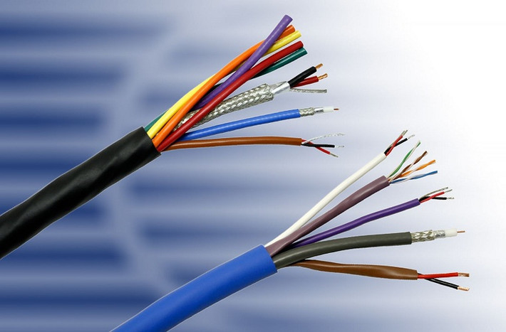 Ngoài ra, bạn nên chọn dây dẫn phù hợp (tiết diện 2,5 mm, cho máy 3000VA), dây nhỏ rất dễ gây sụt áp, làm giảm khả năng hoạt động của máy.