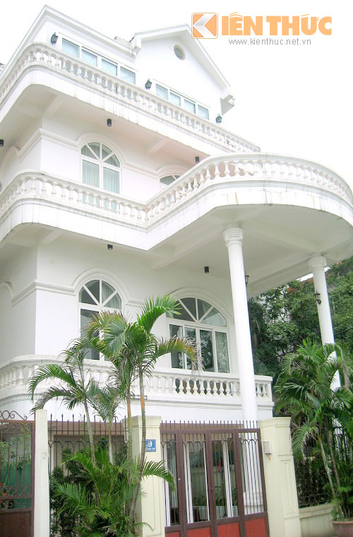 Hơn nữa, màu sơn trắng không chỉ đẹp mà còn có ý nghĩa thiết kế rất riêng. KTS, Thành Trung (công ty HTT) cho biết: "Trong kiến trúc và điêu khắc thì màu sơn trắng sẽ giúp nổi bật hình khối, chi tiết của căn nhà".