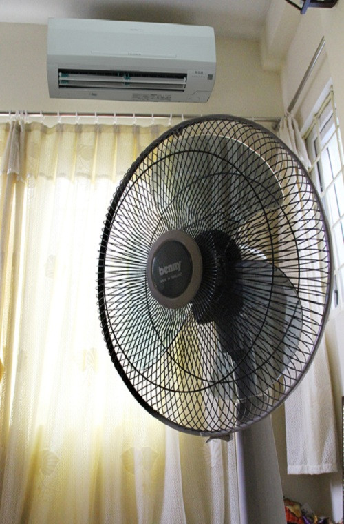 Khi dùng điều hòa bạn không bật thêm thiết bị làm mát khác, tuy nhiên việc kết hợp bật quạt điện số nhỏ, cho gió thổi giúp phòng thông thoáng, khí lạnh tỏa nhanh, giảm công suất cho điều hòa.