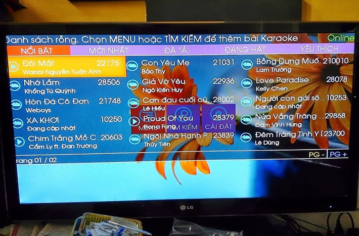 Hơn nữa các dòng chữ ghi lời bài hát thường bị giãn sang hai bên màn hình ti vi (dù đã chỉnh tỷ lệ khung hình), khi chạy chữ khiến người dùng khó theo dõi, bị mỏi mắt vì phải nhìn sang hai phía nhiều lần.