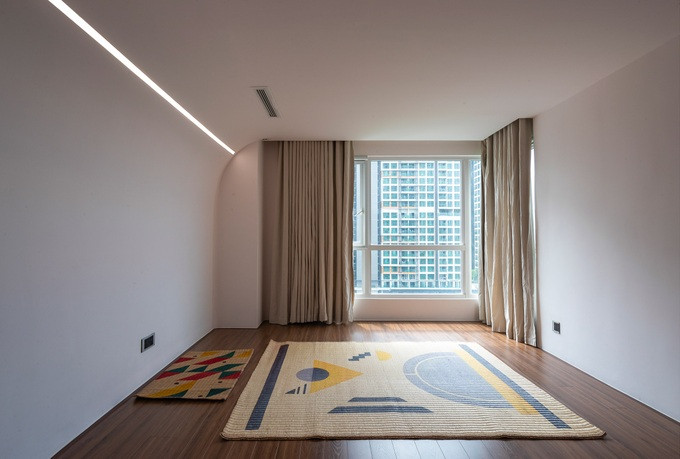 Phòng ngủ được ốp trần thạch cao uốn cong (Ảnh: Dezeen).