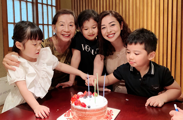 Mẹ chồng Hoa hậu Jennifer Phạm là một doanh nhân quyền lực nhưng đời sống rất bình dị và gần gũi. Bà còn là người chăm con dâu ở cữ lúc cô sinh con út.