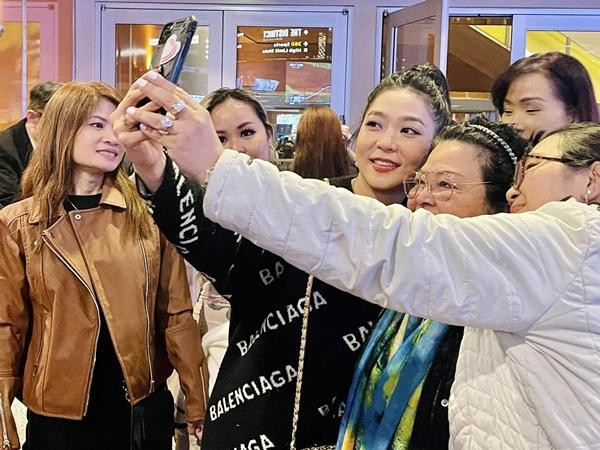 à Thanh Xuân thường đăng ảnh bên gia đình, người thân, bạn bè và người hâm mộ. Xinh đẹp và giọng hát ngọt ngào, chị được nhiều khán giả yêu mến.
