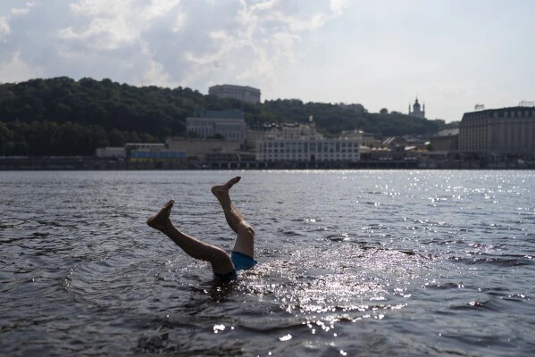 Người đàn ông lộn nhào xuống nước sông để hạ nhiệt tại Kiev, Ukraine