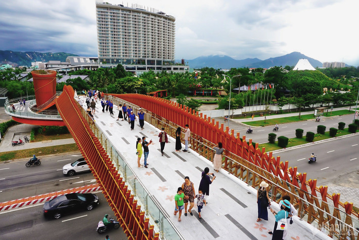 Sau khi khánh thành, cây cầu thu hút rất đông người dân và du khách đến tham quan, chụp hình vào mỗi buổi chiều.