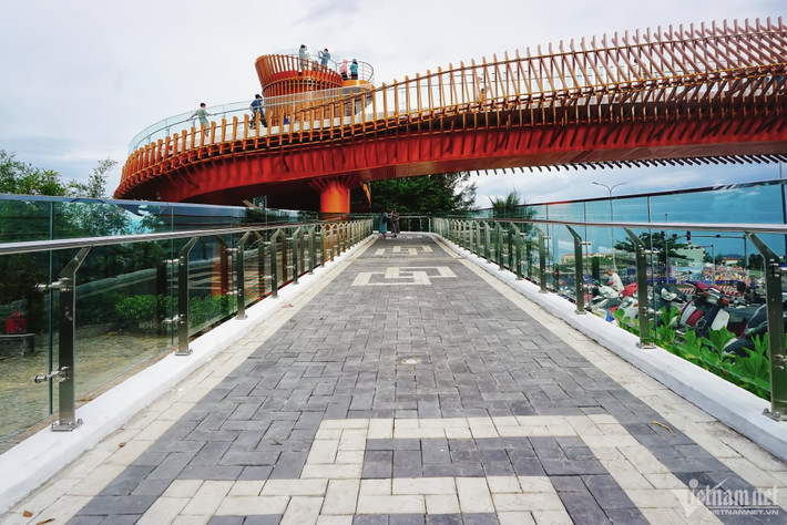 Cây cầu cũng tạo điểm nhấn cho khu vực biển phía tây TP Đà Nẵng vốn chưa nhộn nhịp khách du lịch như kỳ vọng, đồng thời giúp người dân đi bộ qua đường để xuống bãi biển một cách an toàn.