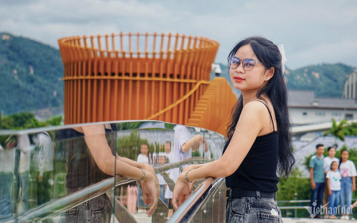 Nhiều người đến check-in công trình mới nhận xét, cây cầu khá ấn tượng, có thiết kế mềm mại.