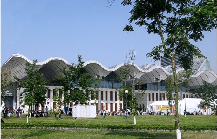 Trung tâm Hội nghị Quốc gia Việt Nam được đánh giá là một trong ba trung tâm Hội nghị lớn nhất khu vực Đông Nam Á, cũng nằm trên địa bàn huyện Từ Liêm.
