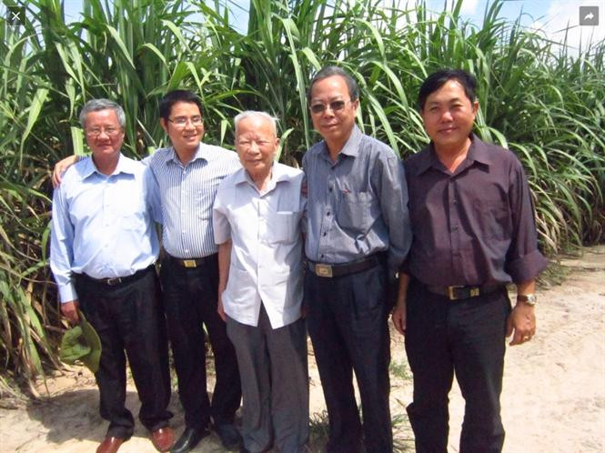 Ông chưa khi nào hết nguồn cảm hứng với nghề nông. Hình ảnh nguyên Phó Thủ tướng Nguyễn Công Tạn (giữa) trong một lần thăm cánh đồng mía năng suất cao ở Tây Ninh ngày 15/8/2014.