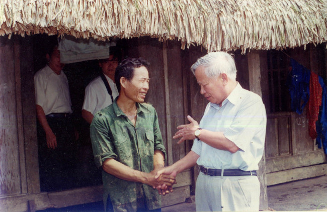 Phó Thủ tướng Nguyễn Công Tạn trao đổi cách làm ăn với người nông dân.