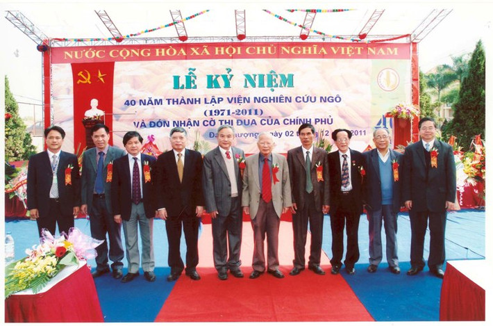Nguyên Phó Thủ tướng đến dự “Lễ kỷ niệm 40 năm” thành lập Viện nghiên cứu ngô năm 2011.