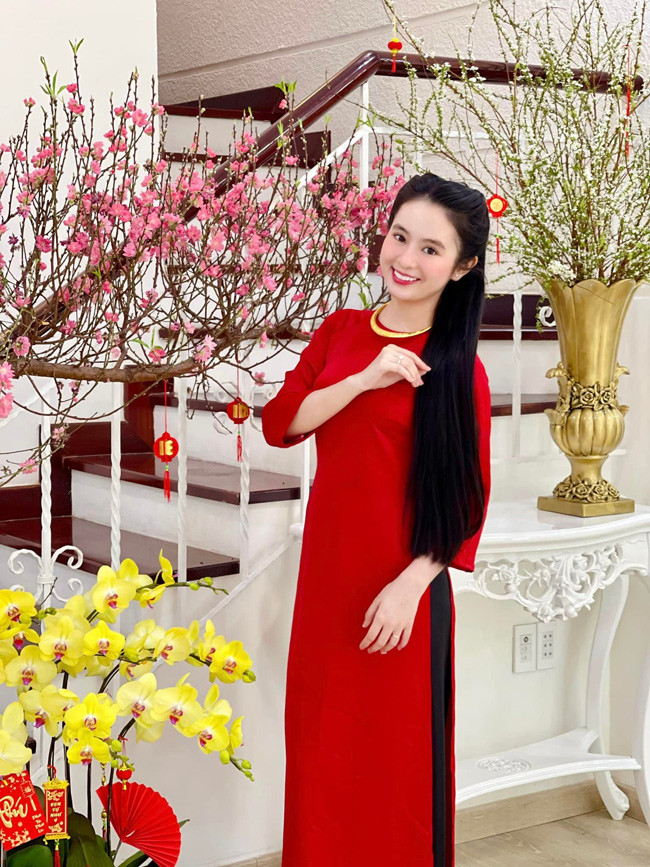 Cô nàng diện áo dài đỏ, khoe sắc thắm bên hoa đào, hoa mai ngày Tết.