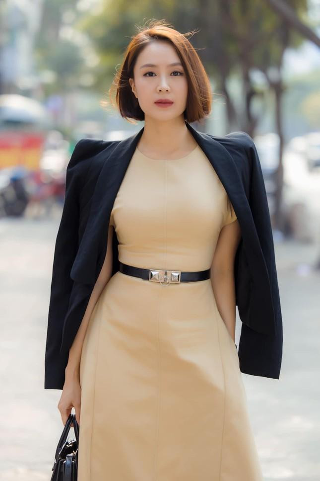 hi nhận vai đại tiểu thư của tập đoàn Cao Dược phim "Hướng Dương Ngược Nắng", Hồng Diễm cũng đã đau đầu với khâu tạo hình. Nữ diễn viên không chỉ tận dụng những món đồ sẵn có của mình mà còn phải nhờ stylist hỗ trợ tìm kiếm thêm nhiều trang phục phụ kiện mới.