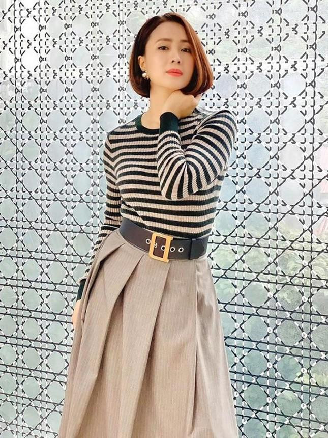 ồng Diễm đã sử dụng hơn 100 set đồ trong phim. Tuy không tràn ngập đồ hiệu sang xịn như Phương Oanh hay Lã Thanh Huyền nhưng vai Minh Châu của cô vẫn được khán giả khen ngợi là rất sang chảnh, kiêu sa đúng chuẩn con gái nhà giàu.