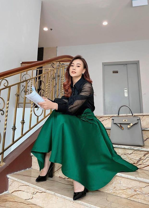 rước khi tham gia "Hương Vị Tình Thân", diễn viên Phương Oanh từng gây ấn tượng với vai tiểu thư Thiên Trang ở "Lựa Chọn Số Phận" với gu ăn mặc rất sành điệu.