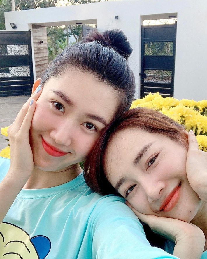 Thúy Ngân selfie thân thiết cùng Nhã Phương.