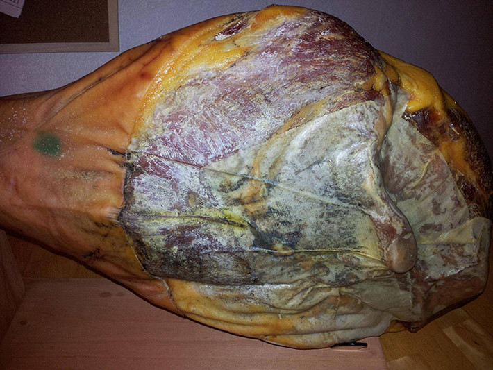 Jamón là thịt lợn muối và Serrano thì có gốc từ chữ "sierra", có nghĩa là "dãy núi".