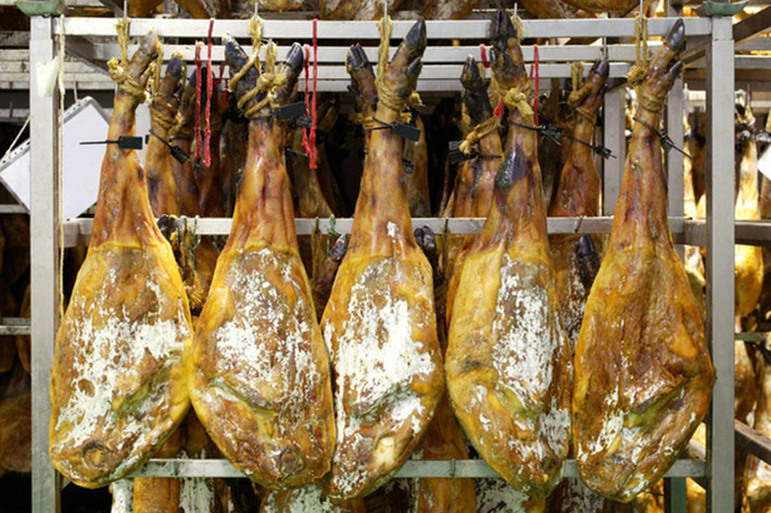 Nhìn miếng thịt lợn đầy mấm mốc này, ai cũng "chê ỏng chê eo", không ngờ là thứ đặc sản đắt tiền mà không phải ai cũng từng được ăn. Đây là món Jamón Serrano, loại thịt lợn muối đặc sản của người Tây Ban Nha.