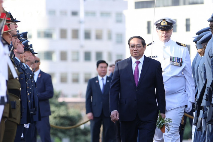 Sau khi Đội trưởng Kaikaranga nói lời chúc phúc và cầu nguyện, nhóm múa truyền thống Maori biểu diễn màn múa dân tộc, sau đó, Thủ tướng Chính phủ và Phu nhân đã làm lễ Hongi và kết thúc lễ đón truyền thống.