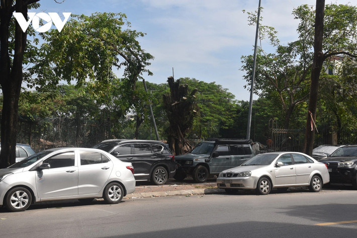 Vỉa hè hai bên tuyến phố giáp Công viên Tuổi trẻ Thủ đô là phố Thanh Nhàn và Võ Thị Sáu nhiều năm nay trở thành bãi trông giữ phương tiện.