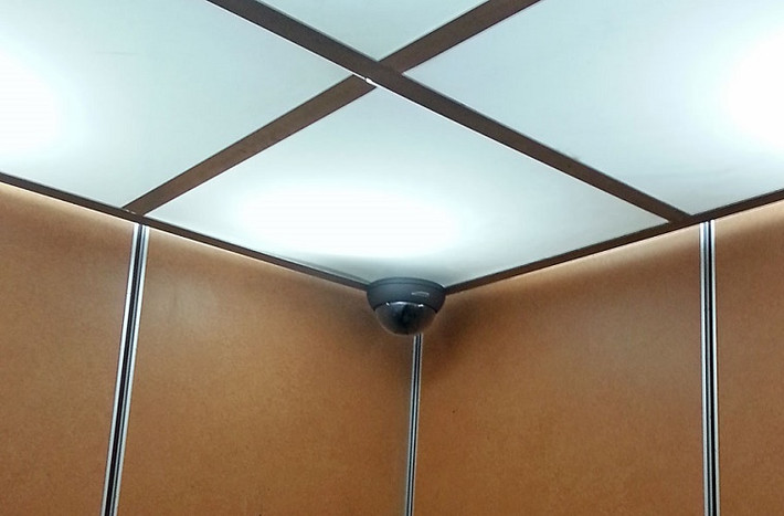 Đồng thời quan sát, nếu thấy có camera hãy tạo hành động gây chú ý để người quản lý khu nhà có thể nhìn thấy bạn.