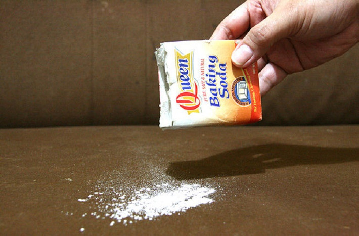 Để loại bỏ mùi hôi của thức ăn, cafe.. bạn rải một lớp bột baking soda và để trong khoảng 30 phút.
