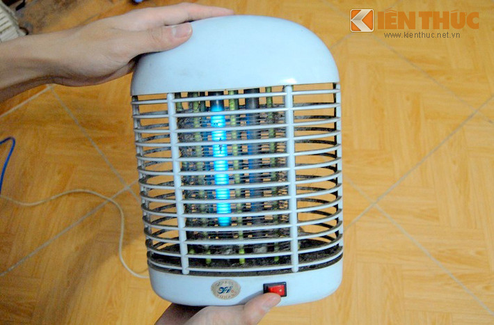 Để có kết quả cao nhất, người dùng đặt thiết bị cách mặt đất ít nhất 30cm (tránh nước) ở những nơi nhiều muỗi (nhà vệ sinh, buồng tắm, nhà bếp).