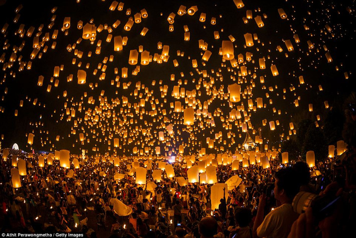 Hàng nghìn đen lồng được thả lên bầu trời tại Lễ hội thả đèn lồng Chiangmai, Thái Lan. Lễ hội diễn ra vào tháng 11 hàng năm.
