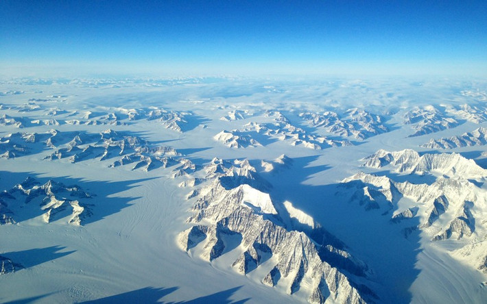 Những dãy núi phủ đầy tuyết trắng tuyệt đẹp ở Greenland.