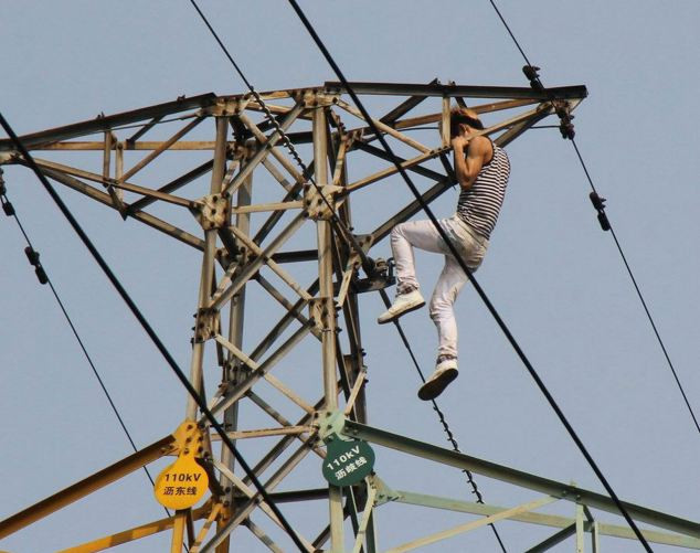 Chàng thanh niên chỉ chịu trèo xuống sau khi một số chủ nợ khẳng định họ sẽ không ép cậu phải trả tiền ngay.