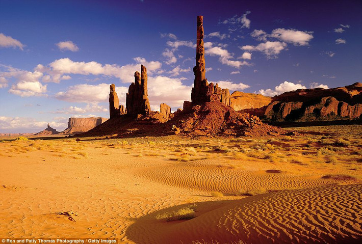 Khu vực núi đá đỏ tại thung lũng Monument nằm giữa biên giới bang Arizona và Utah, Mỹ.