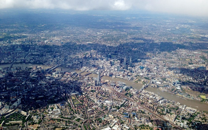 Quang cảnh đẹp ngỡ ngàng của thành phố London (Anh) nhìn từ buồng lái máy bay.